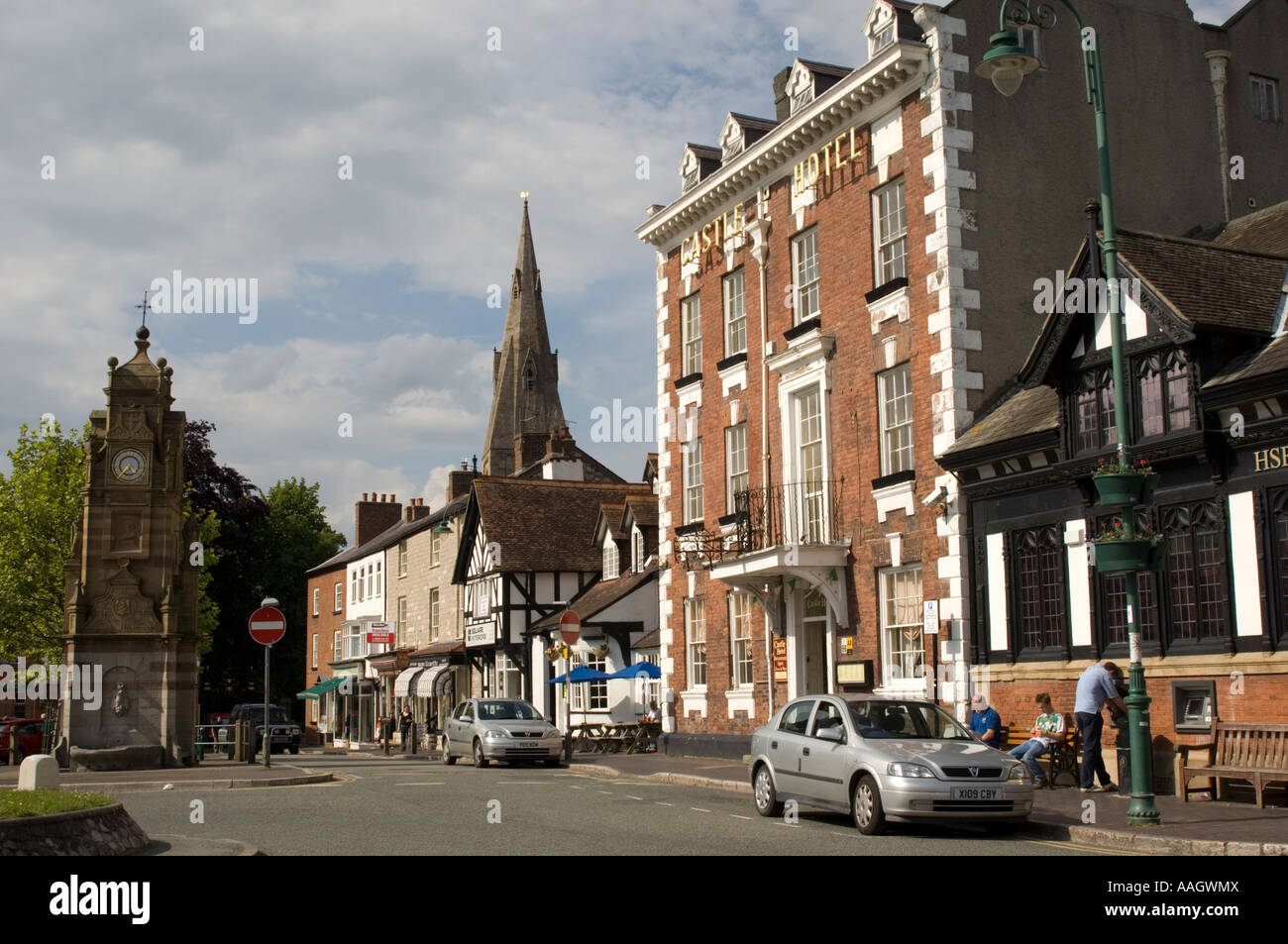 Château Hôtel et commerces St Peters Square Ruthin denbighshire Clwyd Ruthun ville du nord du Pays de Galles, la population urbaine personne spring summer day Banque D'Images