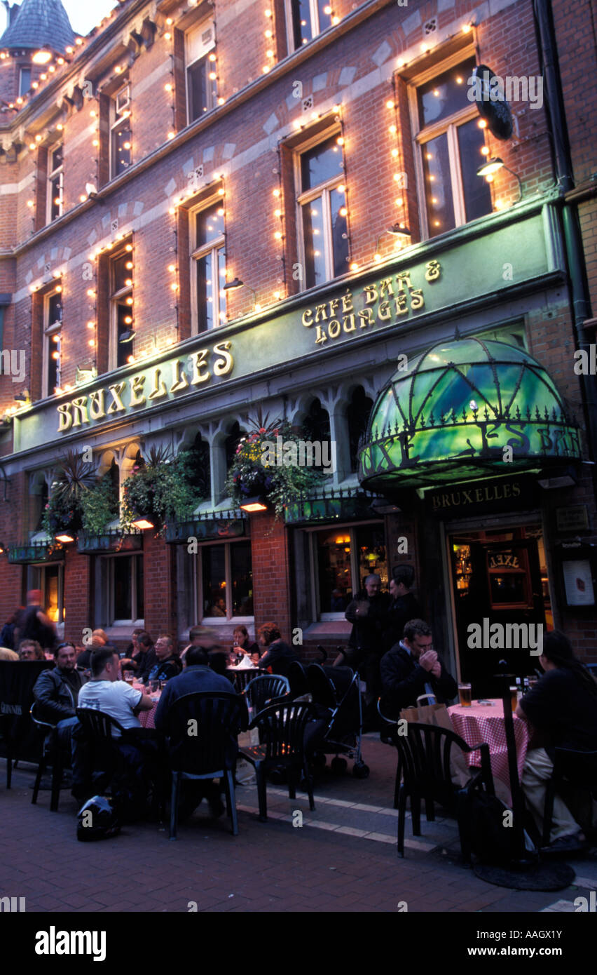 Les clients assis dans un café de la chaussée de l'Irlande Dublin Dublin Pub Bruxelles Banque D'Images