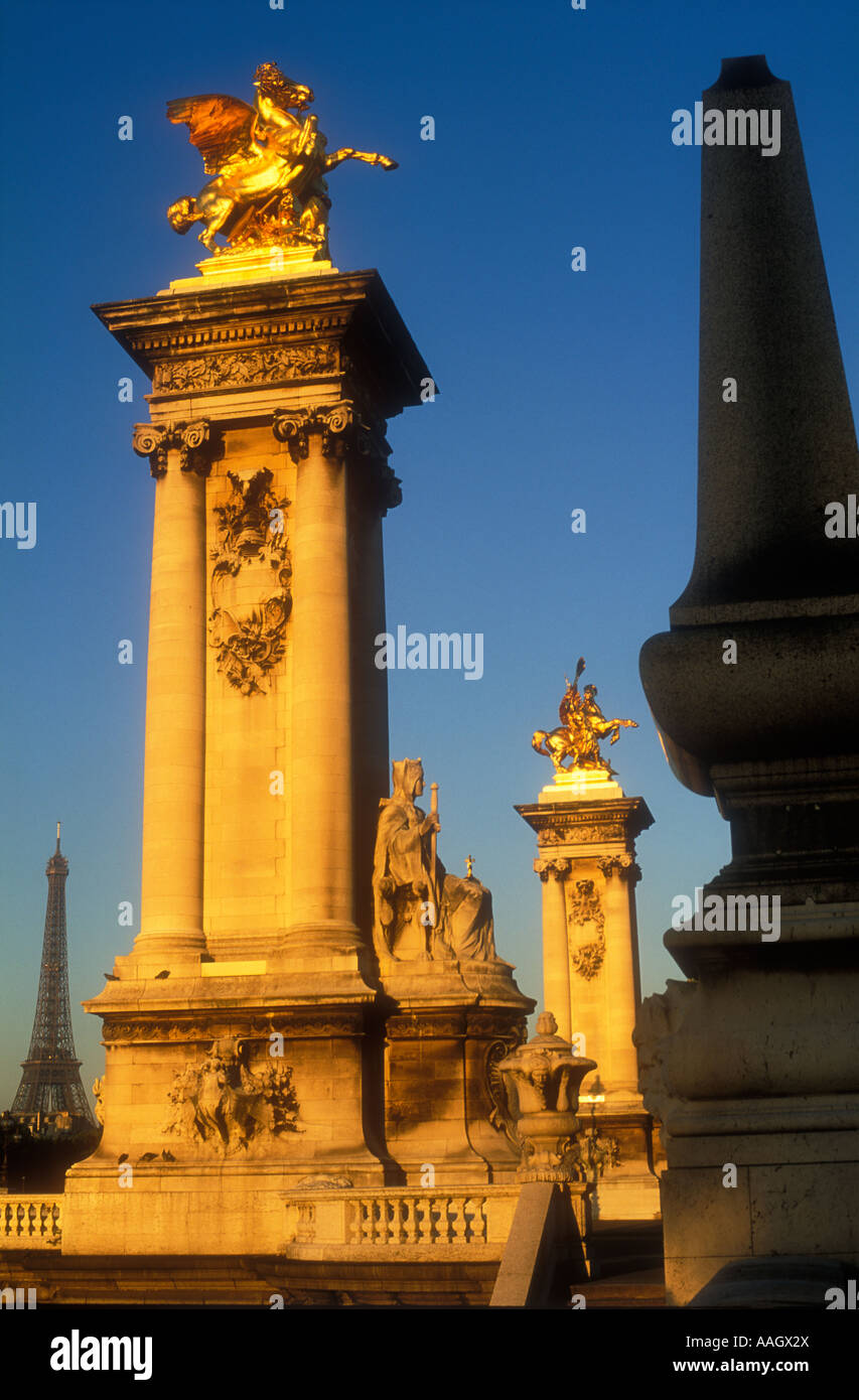 France Paris Pont Alexandre III et la Tour Eiffel Banque D'Images