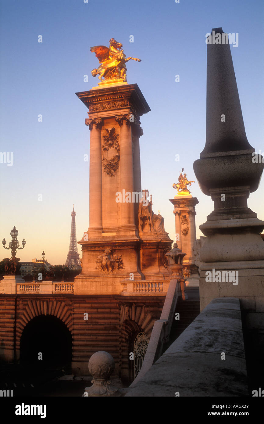 France Paris Pont Alexandre III et la Tour Eiffel Banque D'Images