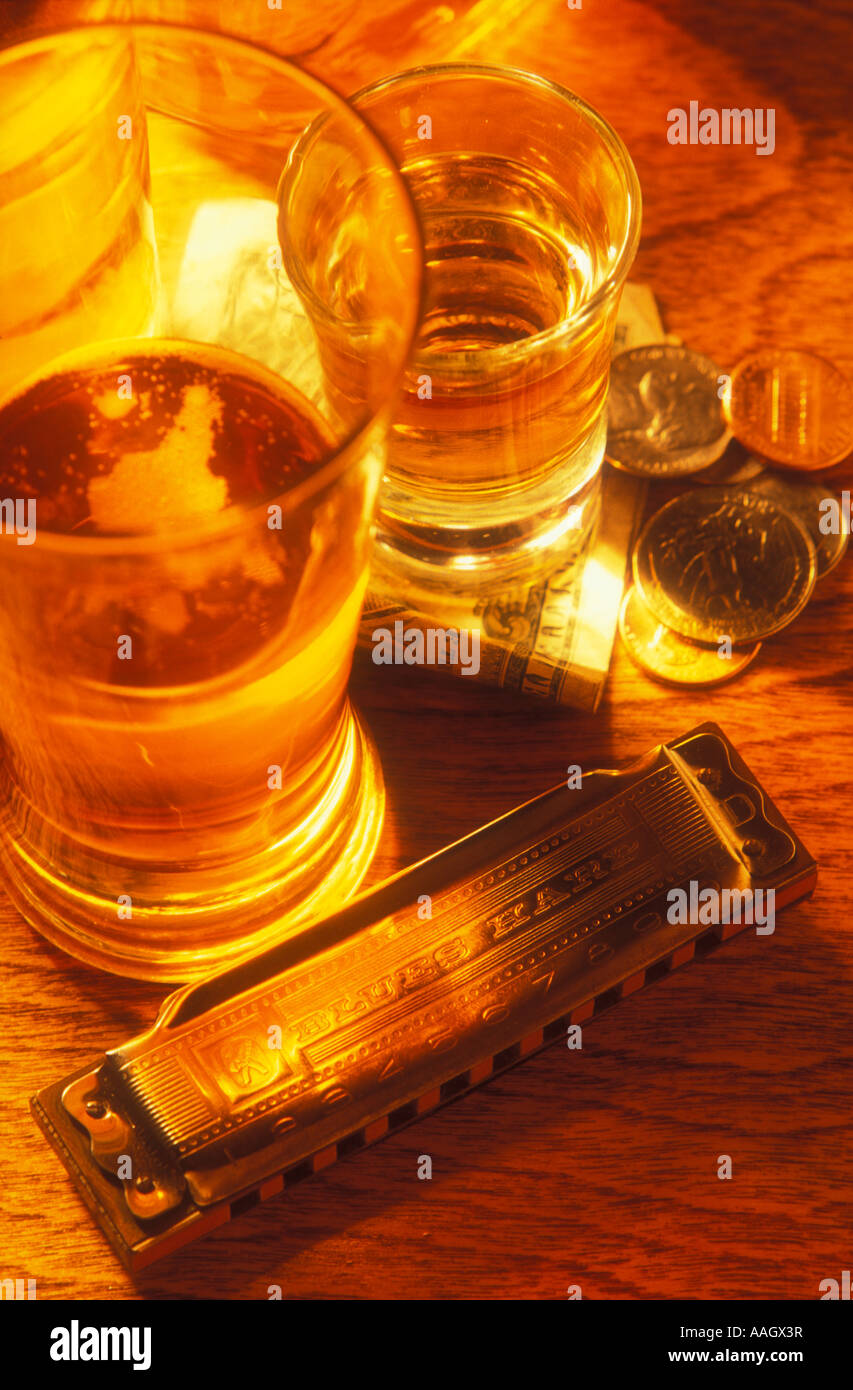 Still Life de verre à bière verre à l'argent et de l'harmonica Banque D'Images
