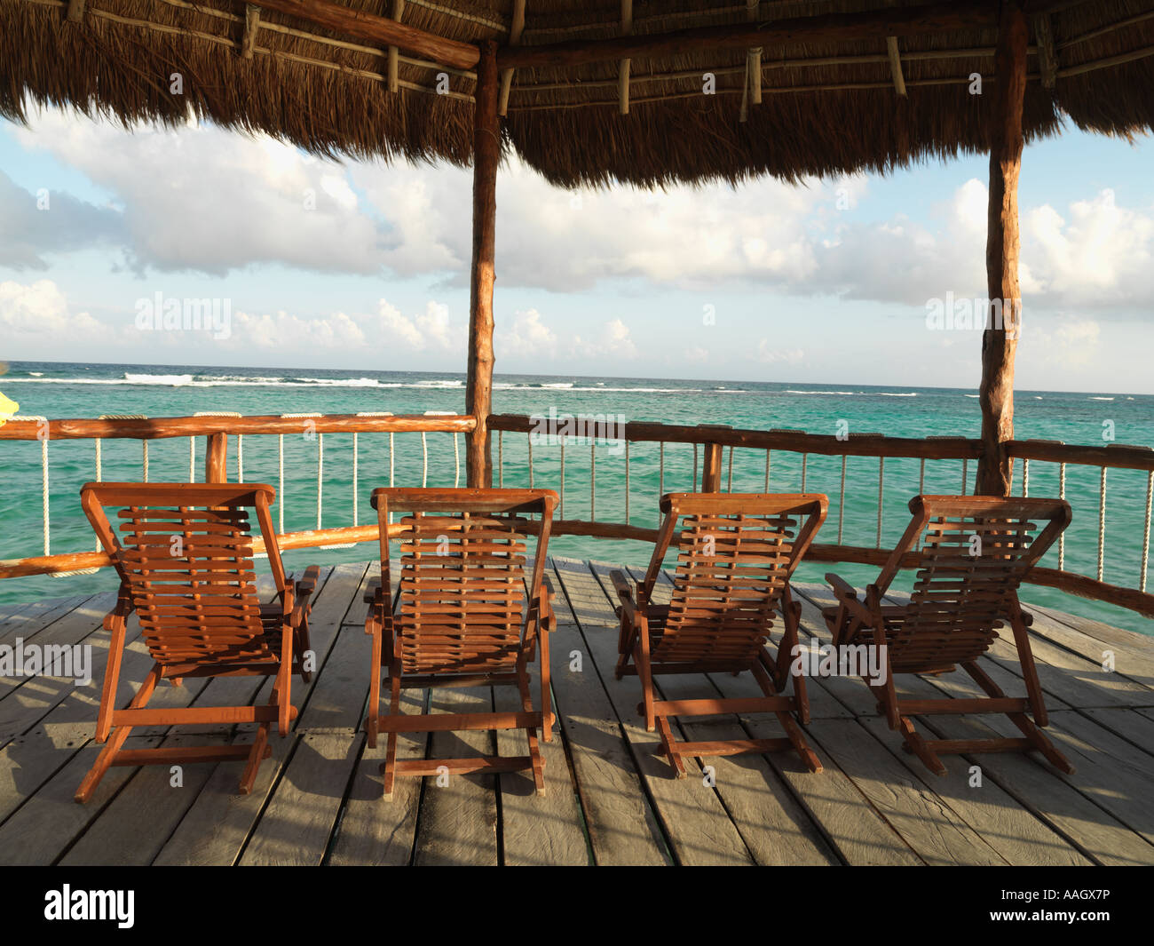 Le Mexique Péninsule du Yucatan Quintana Roo Cancun Riviera Maya chaises longues face à la mer de sous un palapa Banque D'Images