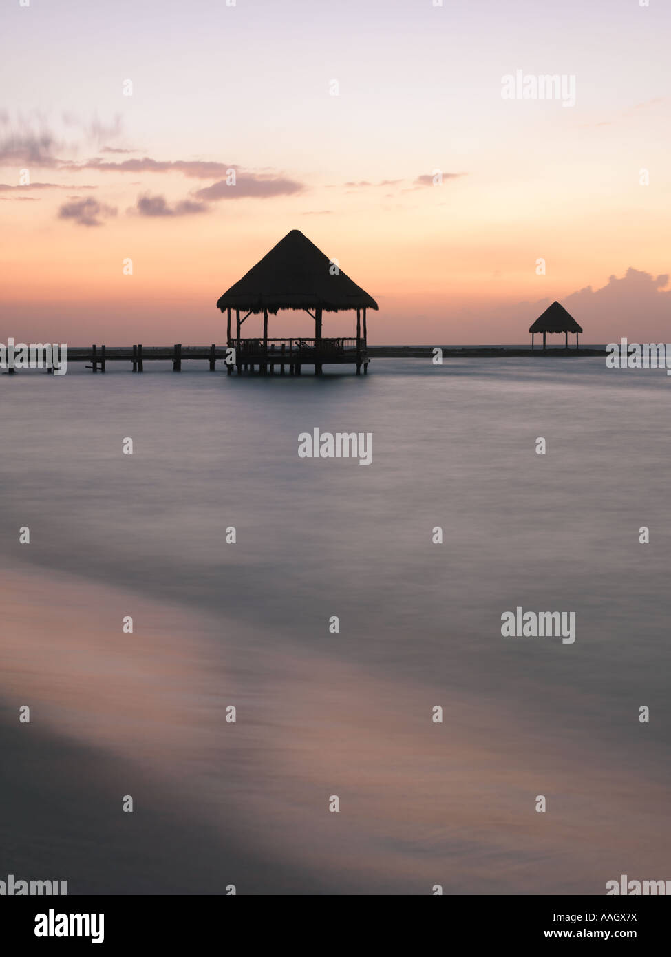 Le Mexique Péninsule du Yucatan Quintana Roo Cancun Riviera Maya pier avec palapa s'avance à l'eau de la plage Banque D'Images