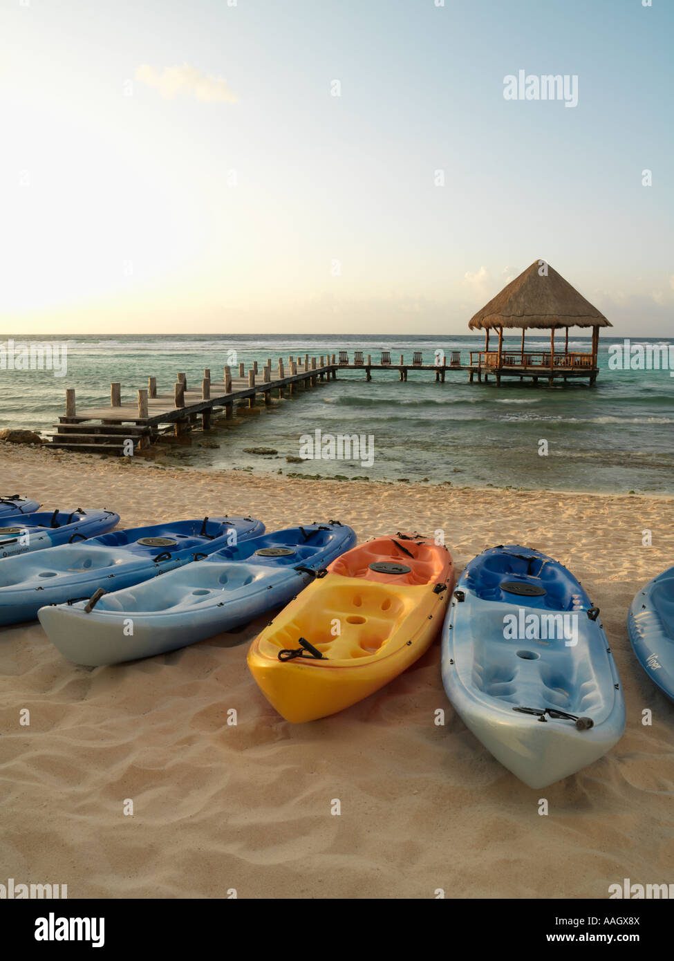 Le Mexique Péninsule du Yucatan Quintana Roo Cancun Riviera Maya pier avec palapa s'avance à l'eau de la plage avec des kayaks Banque D'Images