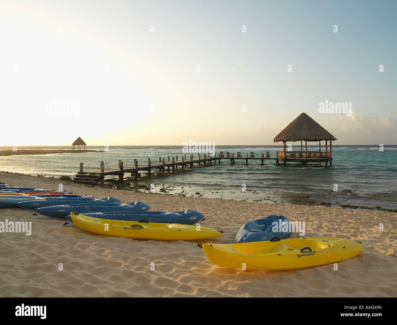 Le Mexique Péninsule du Yucatan Quintana Roo Cancun Riviera Maya pier avec palapa s'avance à l'eau de la plage avec des kayaks Banque D'Images