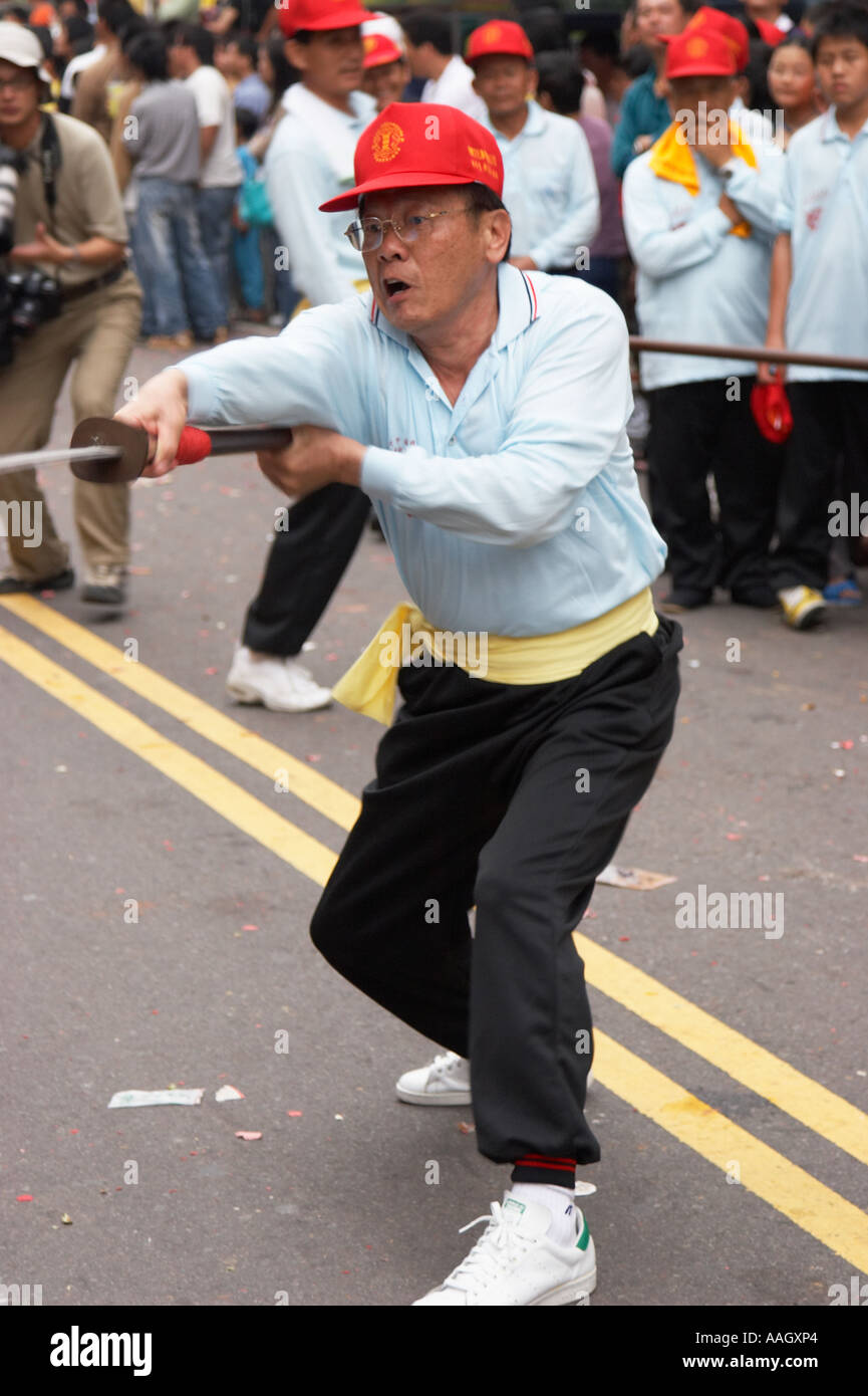 L'homme se déplace contre la démonstration Banque D'Images