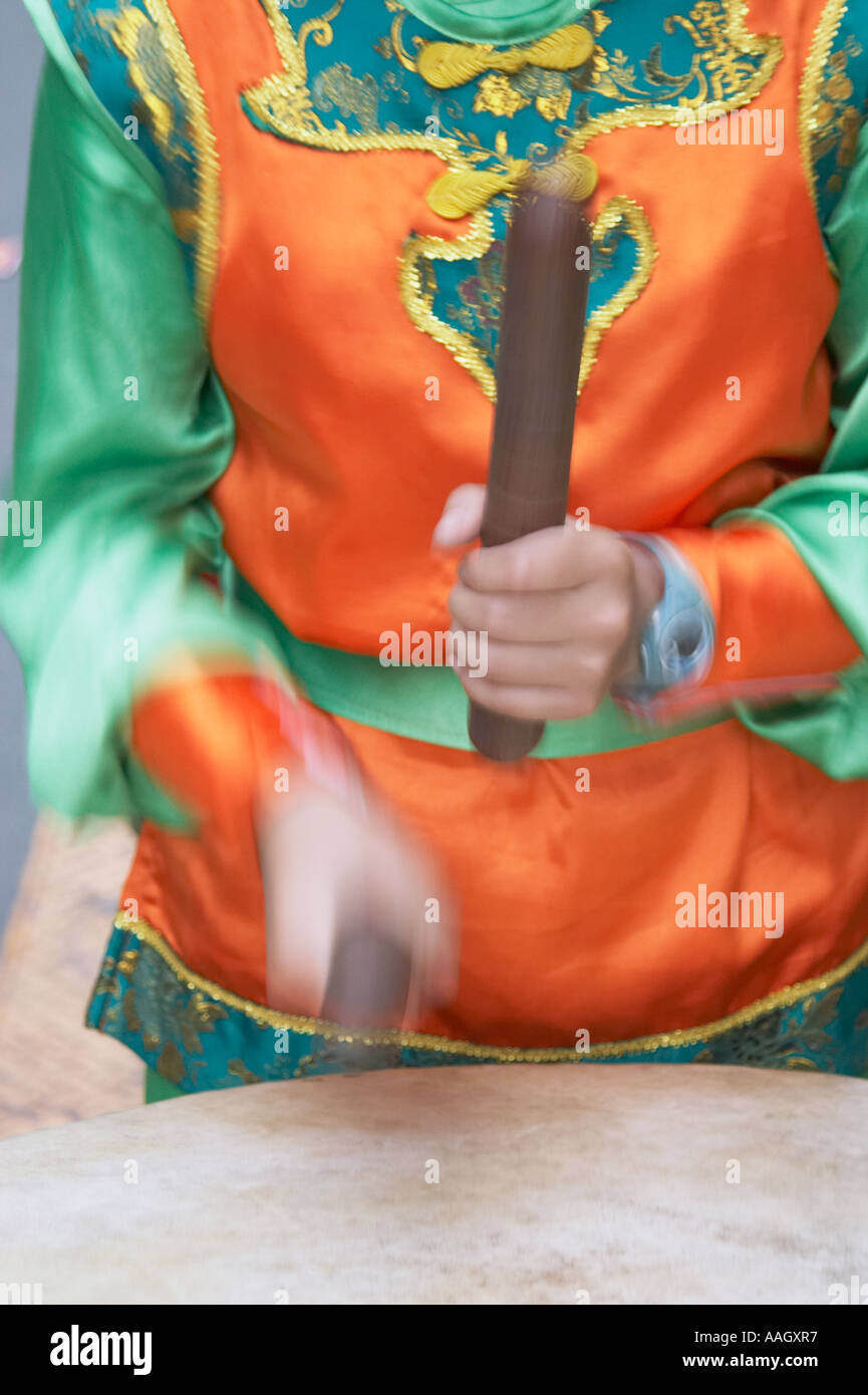 Close Up of boy playing Drum Festival à Matsu Banque D'Images