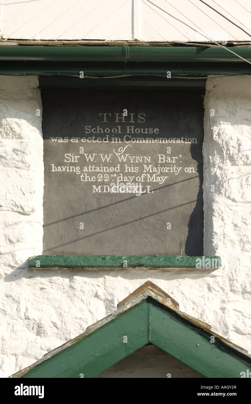 L'ardoise gravée plaque commémorative en l'honneur de W W Wynne sur old schoolhouse Llanuwchllyn Bala Gwynedd North Wales UK Banque D'Images