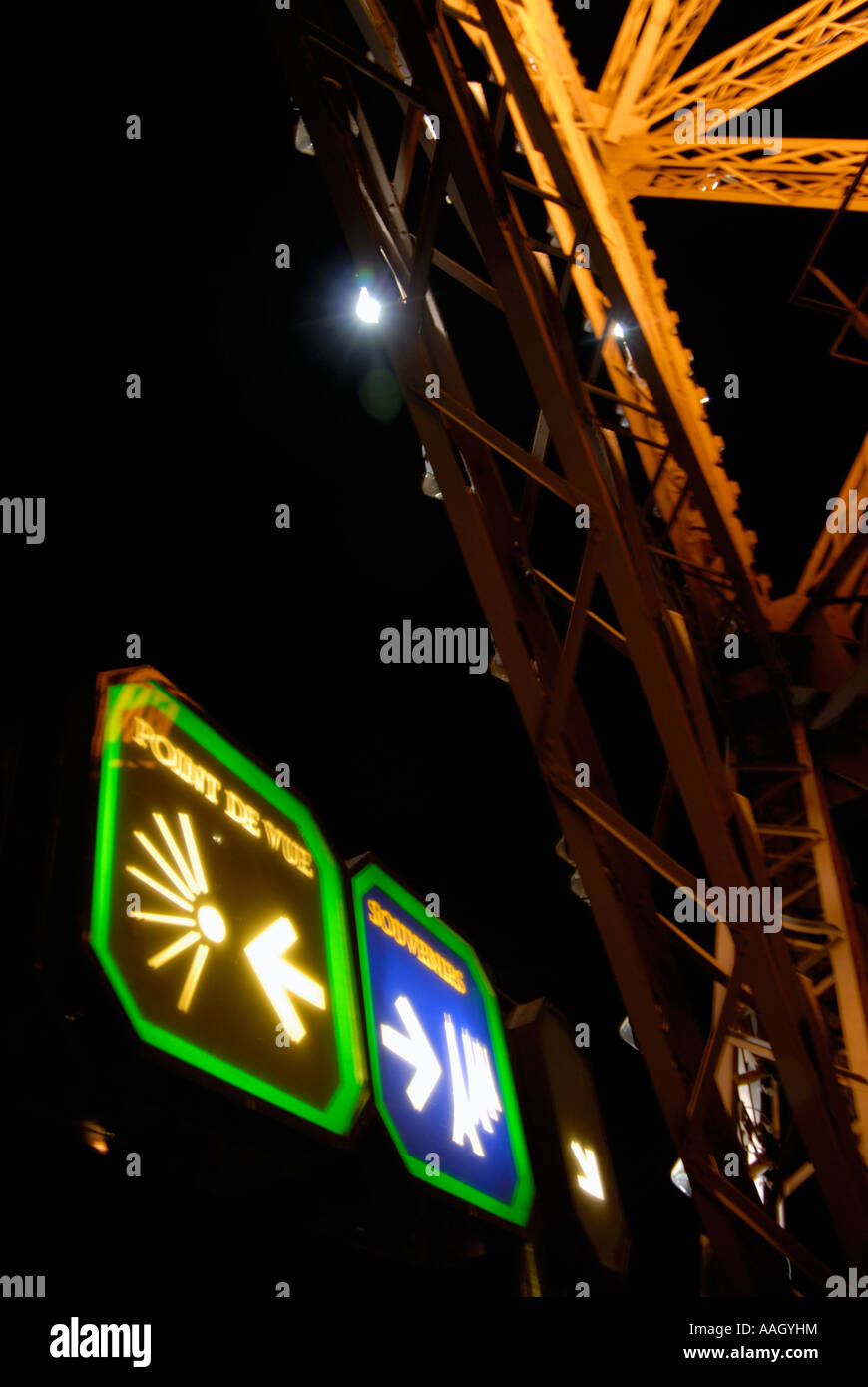 Tour Eiffel et signes de nuit Banque D'Images