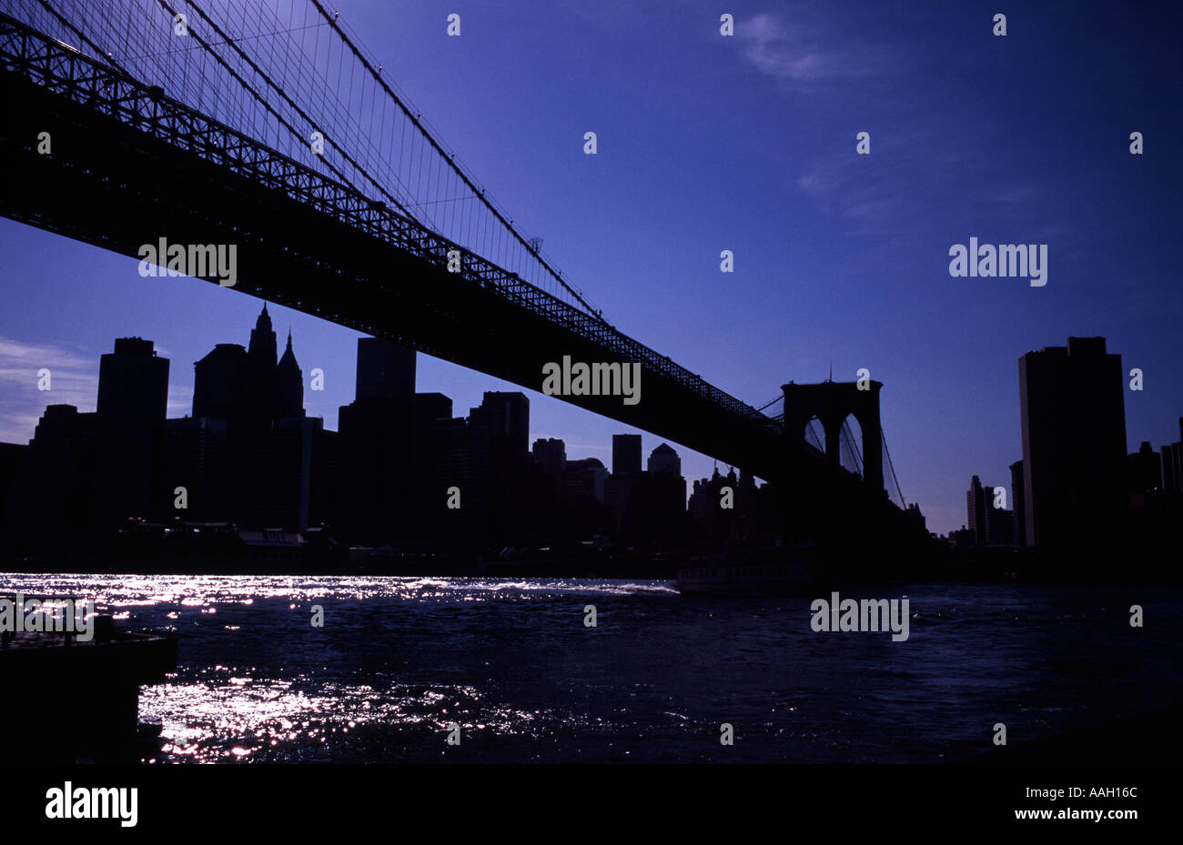 Pont de Brooklyn comme vu de l'Empire Fulton Ferry State Park dans DUMBO orienté vers l'horizon de Manhattan Banque D'Images