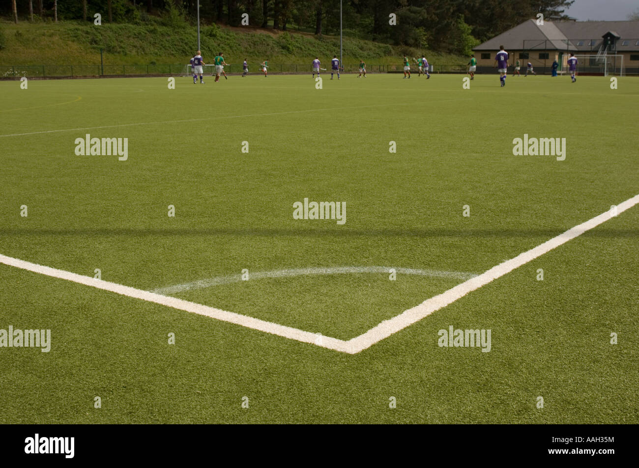 Les hommes jouaient au hockey sur surface tous temps artificielle de l'Université d'Aberystwyth - angle obtus marqué au coin du terrain, wale Banque D'Images