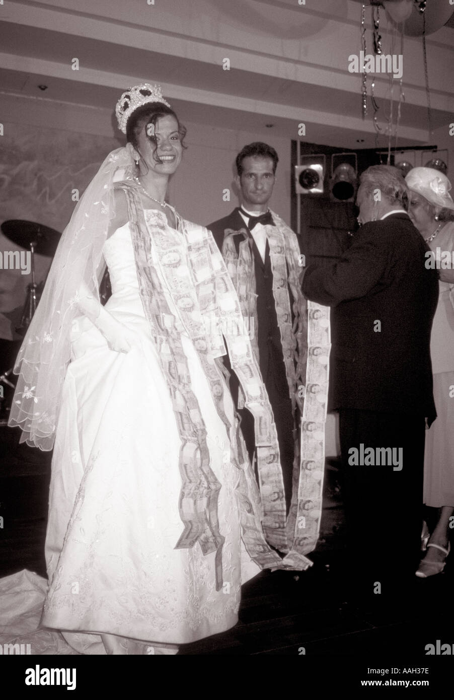 Mariage chypriote mariée et le marié avec de l'argent être coincé sur eux Banque D'Images