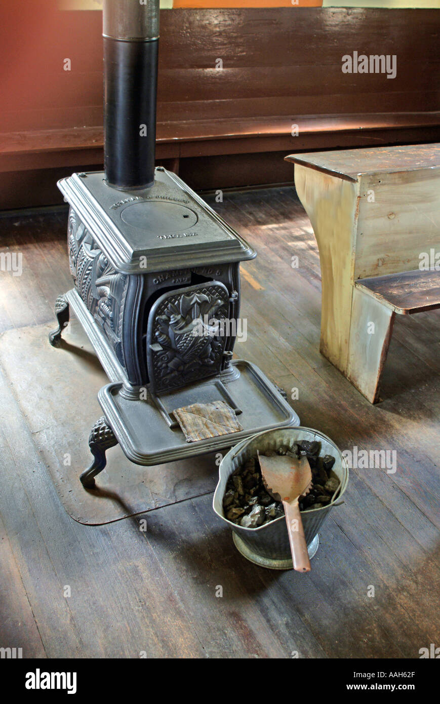 Vieux poêle à charbon dans une école à une scène dans le Mystic Seaport Museum, New York Banque D'Images