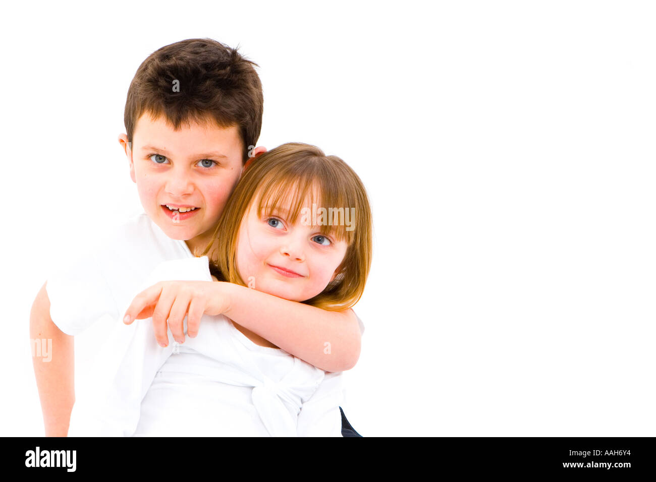 Enfants Garçon Fille Frère Sœur Fun Tenterness amour bonheur câlin câlin regard regarder jouer exécuter gentillesse Banque D'Images