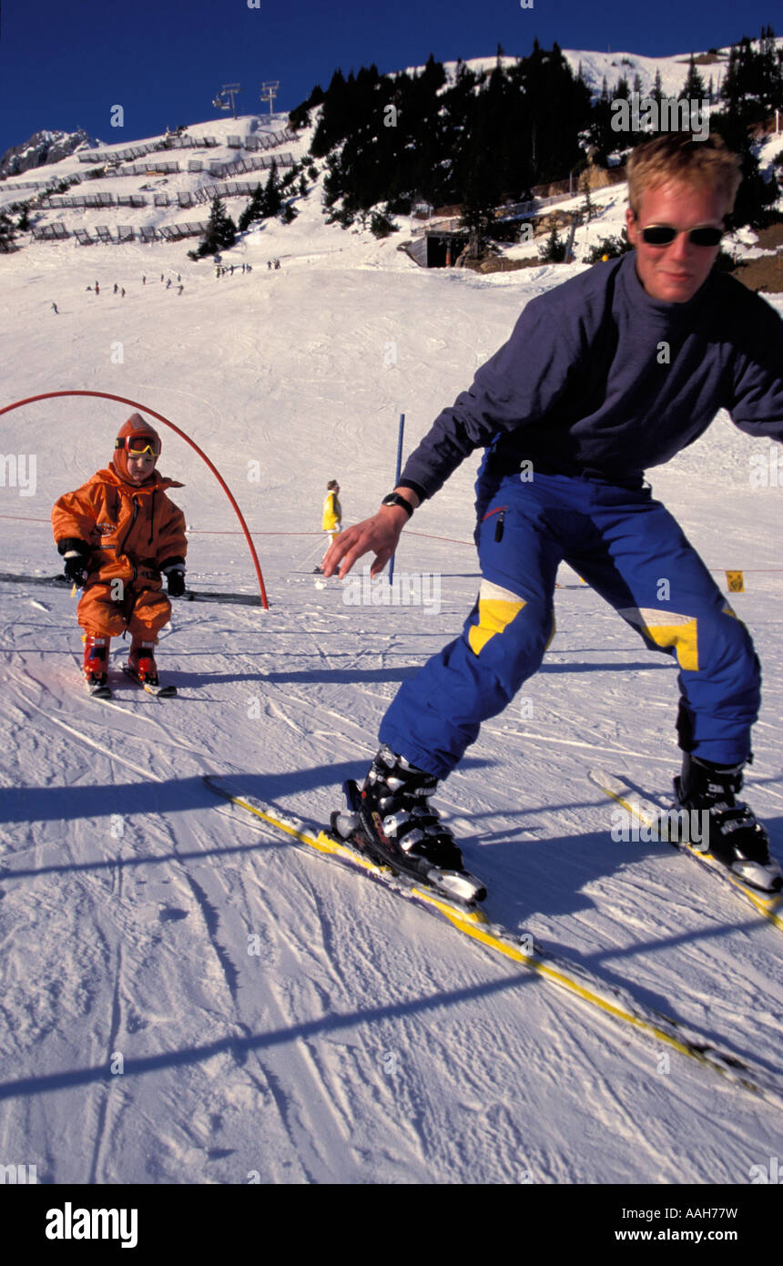 L'École de Ski enfants Gampen St Anton Tyrol Autriche Banque D'Images