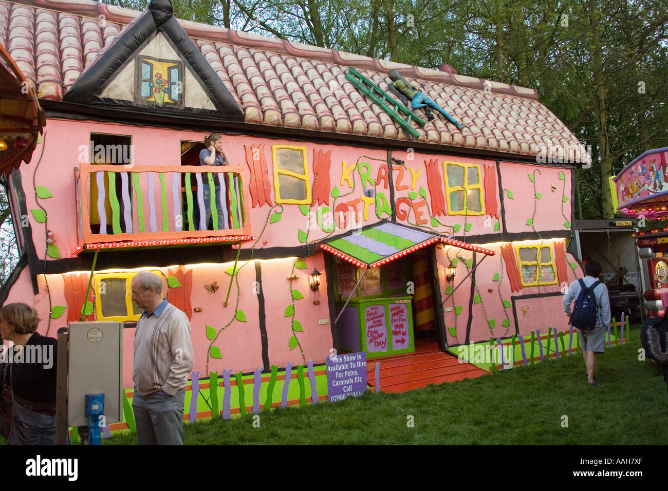 Le crazy chalet au fête foraine à Bardwell dans le Suffolk, une construction gonflable Banque D'Images