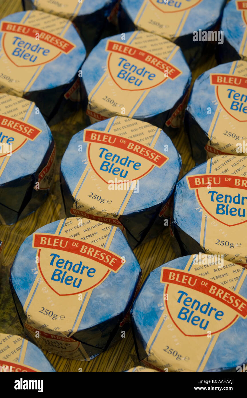 Séries de 250 grammes de fromage bleu doux français enveloppé - Bleu de Bresse - tendre bleu - sur l'échoppe de marché à vendre disposées en rangées. Banque D'Images