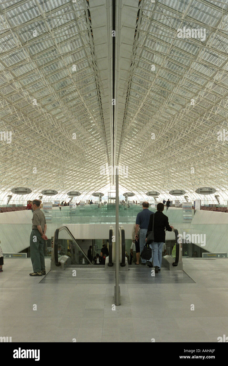 Terminal de départ à l'aéroport international Charles de Gaulle à Paris