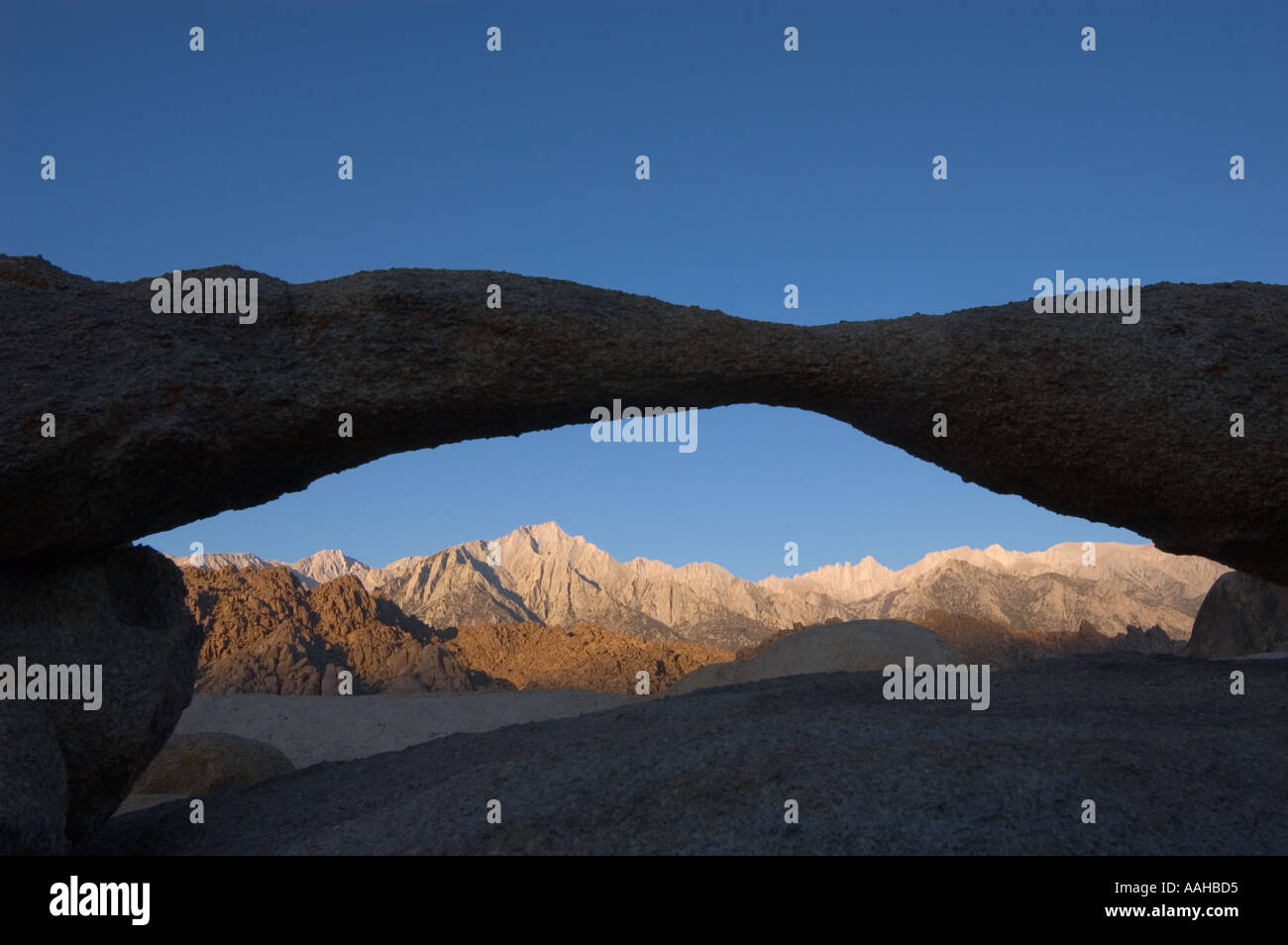 Pic de Lone Pine et whitney portal arch rock vu à travers l'Est de l'ALABAMA Hills dans les montagnes de la Sierra Nevada en Californie usa Banque D'Images