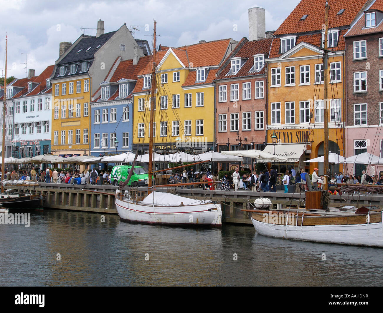 Architecture colorée et bateaux au bord de l'Districtin Nyvahn Port-Canal de Copenhague, Danemark Banque D'Images