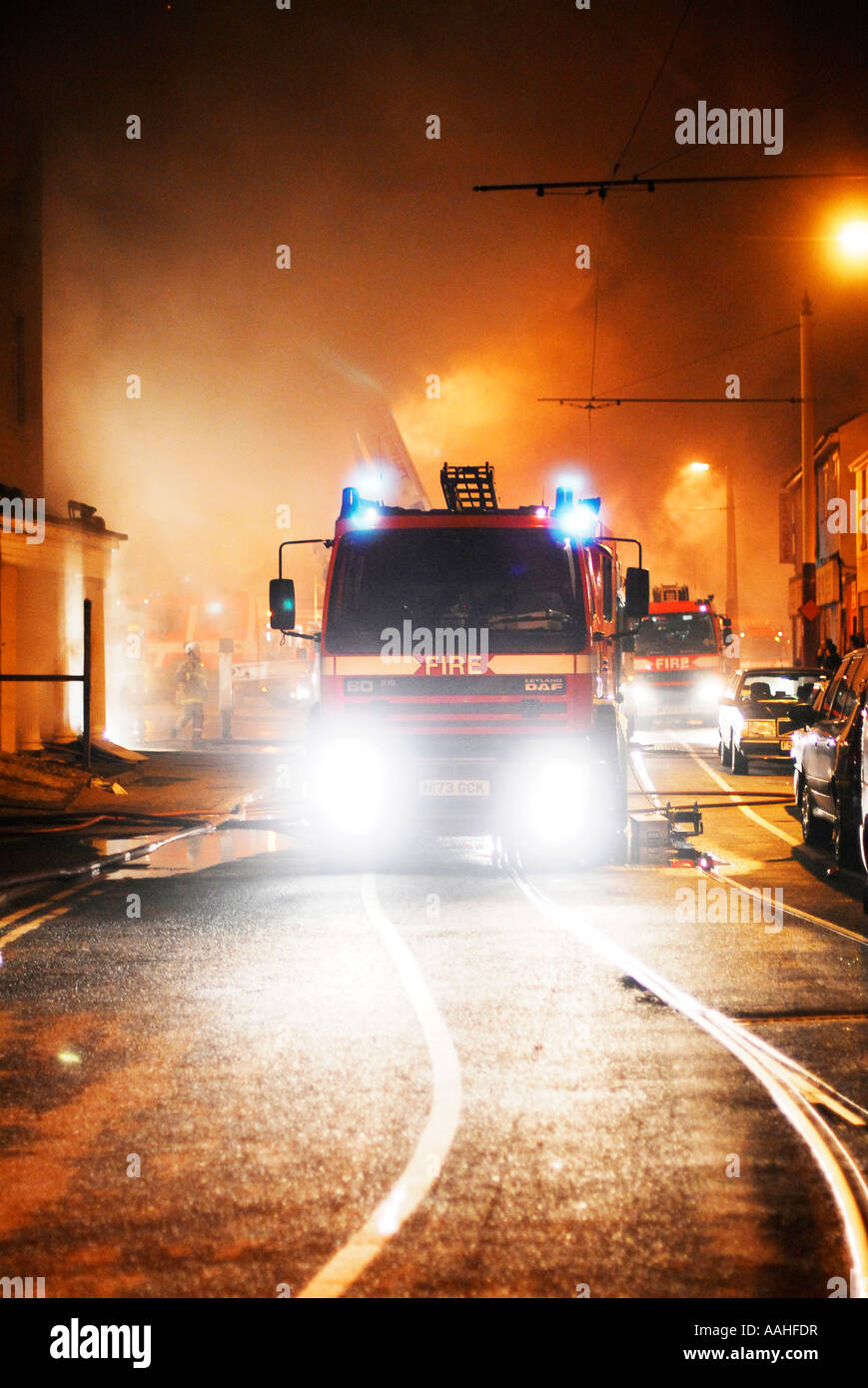 Allumez l'appareil sur la scène d'un incendie d'hôtel vide la nuit à Blackpool, au Royaume-Uni Banque D'Images