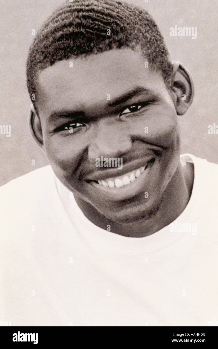 Image en noir et blanc de young african american man smiling Banque D'Images