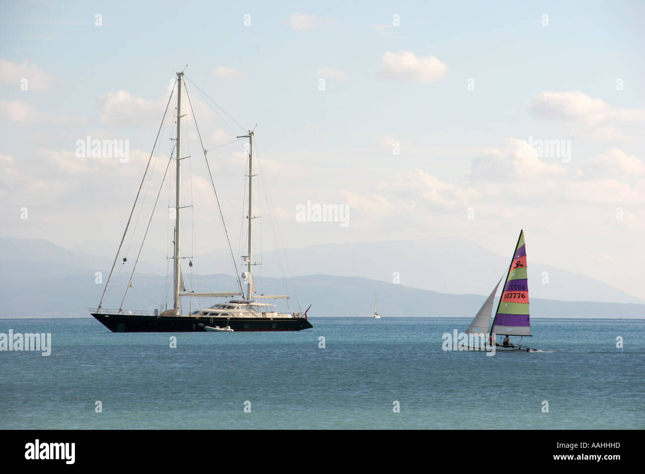 Un grand yacht et Hobie Cat à Vassiliki bay dans l'île grecque de Corfou Banque D'Images