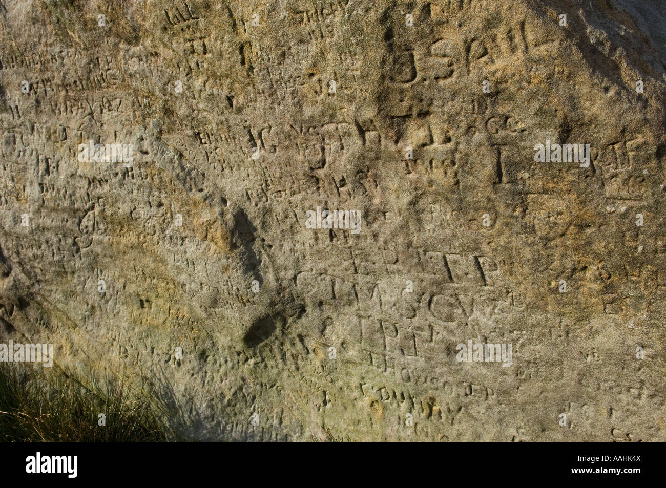 Graffitti sculptés anciens et modernes sur la grande pierre Fourstones Tatham Fells Lancashire England Banque D'Images
