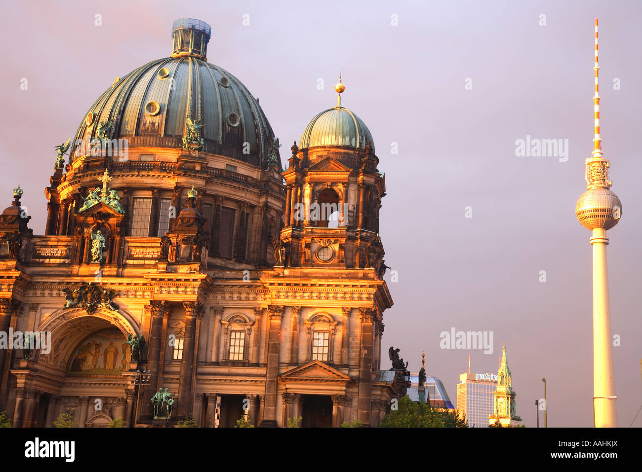 La photographie de voyage de la Berliner Dom et la tour de télévision Fernsehturm tv turm Berlin Allemagne Banque D'Images