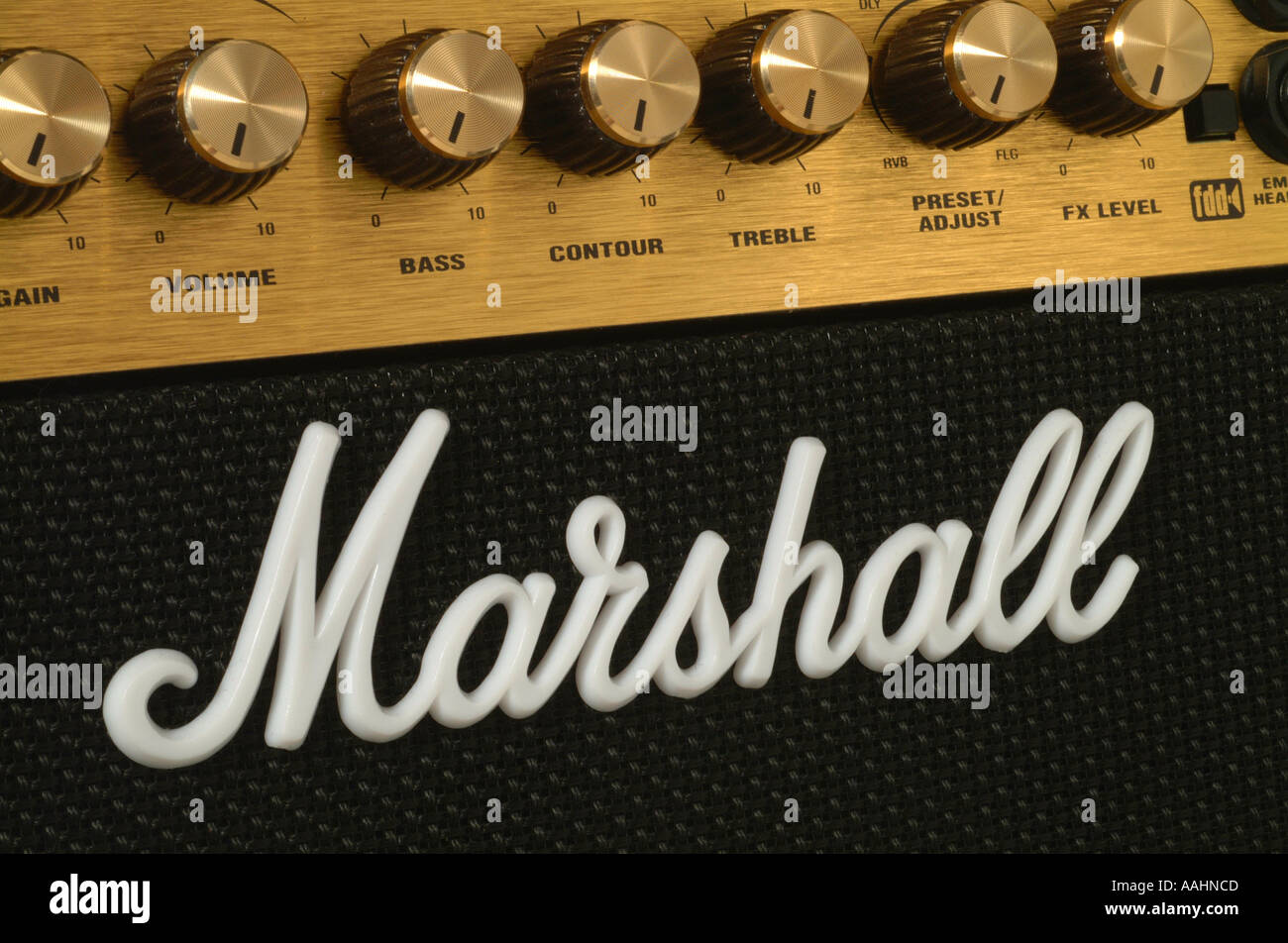 Amplificateur Marshall en plastique blanc logo script sur tissu noir boutons de commande de l'or Banque D'Images