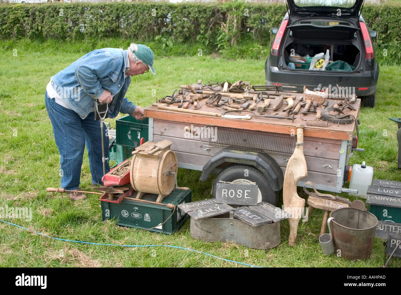 Gentleman elderley seconde main navigation blocage de l'outil à vintage fair Banque D'Images