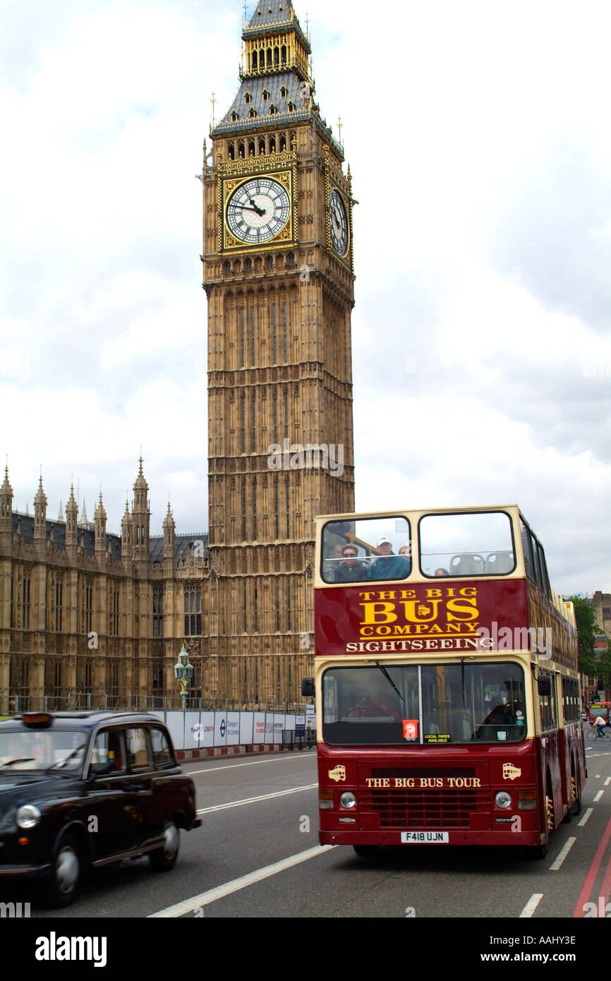 Un laissez-passer d'autobus touristiques Londres Big Ben sur le pont de Westminster. Banque D'Images