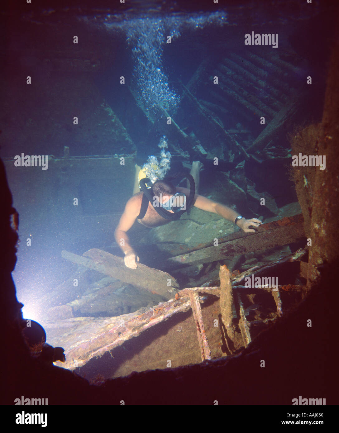 L'homme la plongée sur épave près de Bimini dans les Bahamas Banque D'Images