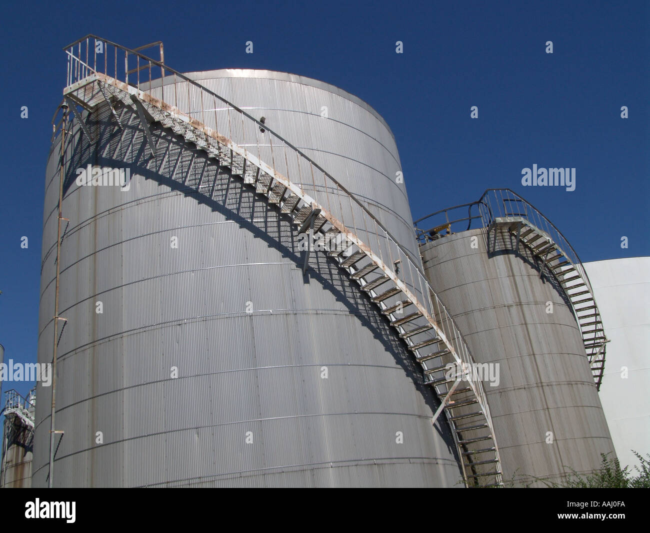 Les réservoirs de stockage de pétrole à partir d'un angle de caméra faible Banque D'Images