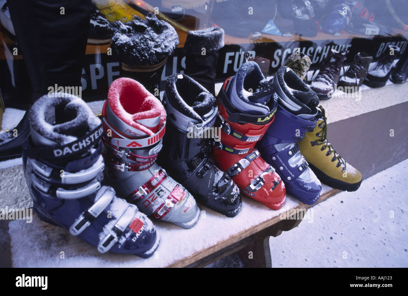 Les chaussures de ski et chaussures de marche à l'extérieur d'un magasin à  Zermatt, l'Autriche Photo Stock - Alamy