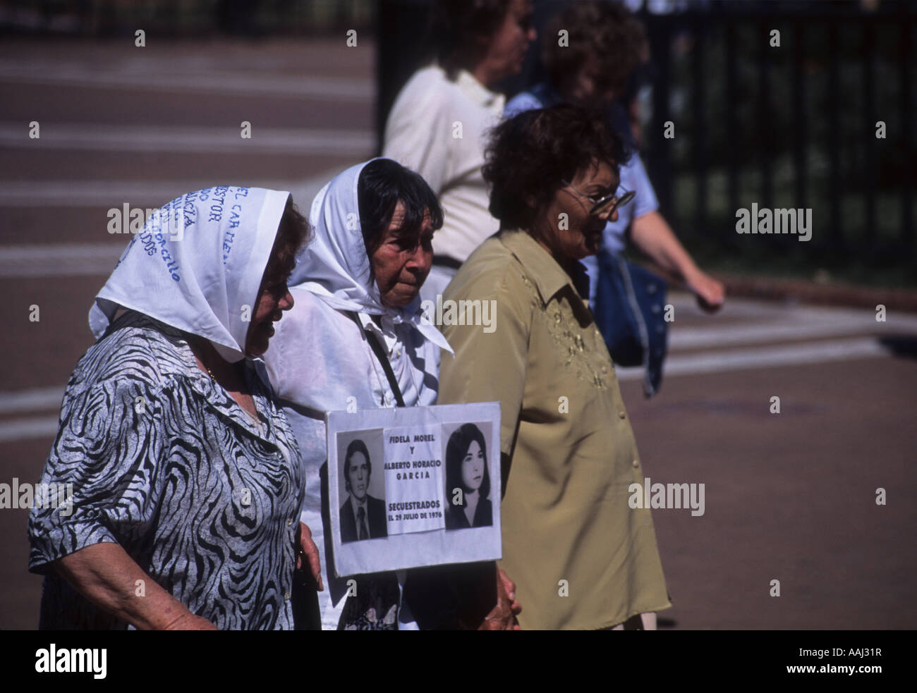 Marche des mères pour exiger la justice pour les parents qui ont disparu de la sale guerre, la Plaza de Mayo, Buenos Aires, Argentine Banque D'Images