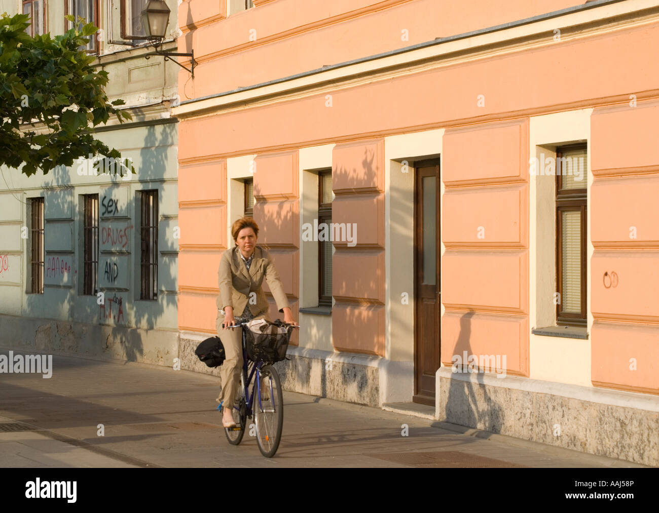 À vélo au travail Ljubljana Slovénie Banque D'Images