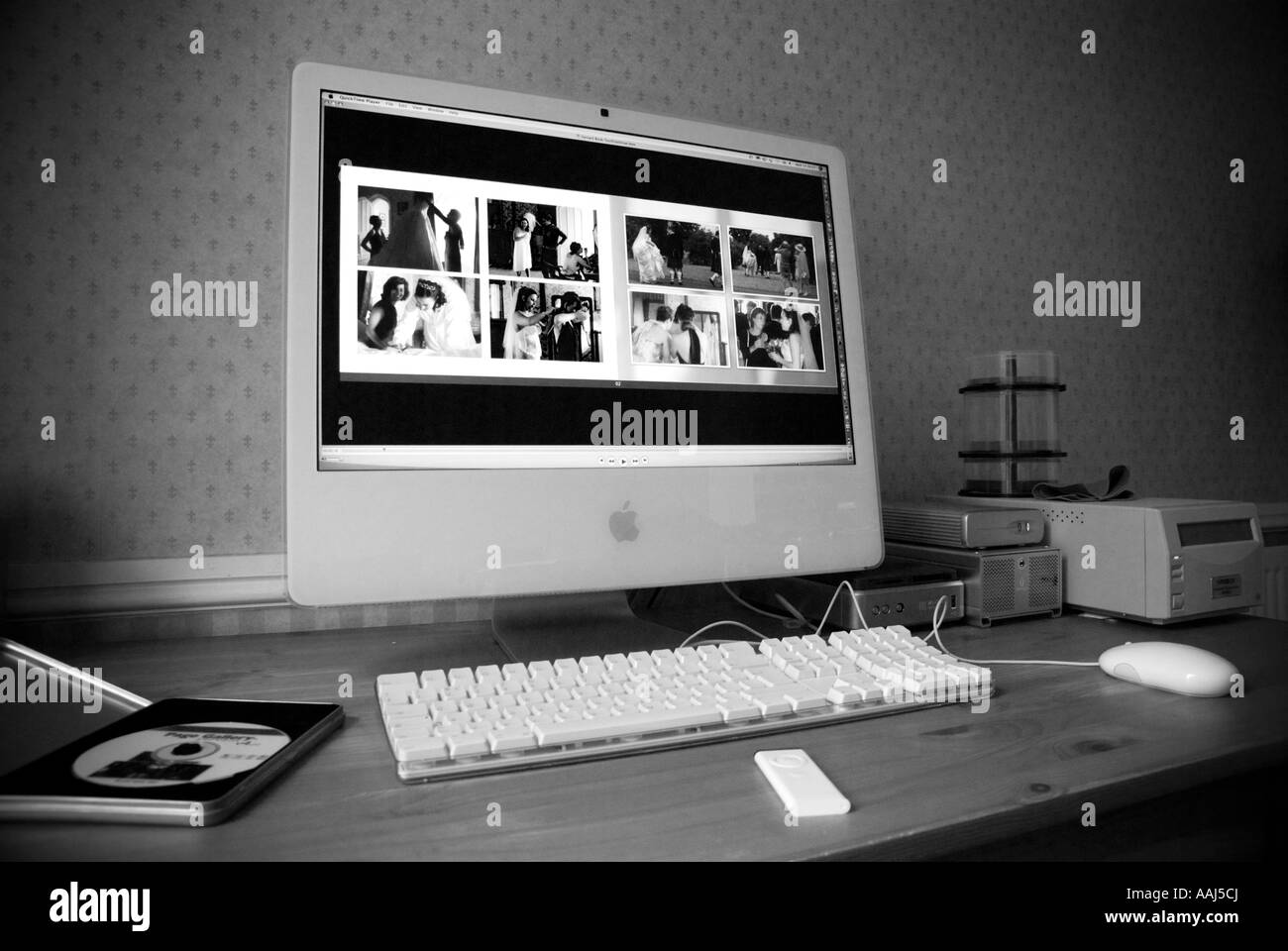 Ordinateur Apple iMac 24 avec grand écran dans un environnement de bureau d'accueil Mai 2007 version monochrome à contraste élevé Banque D'Images