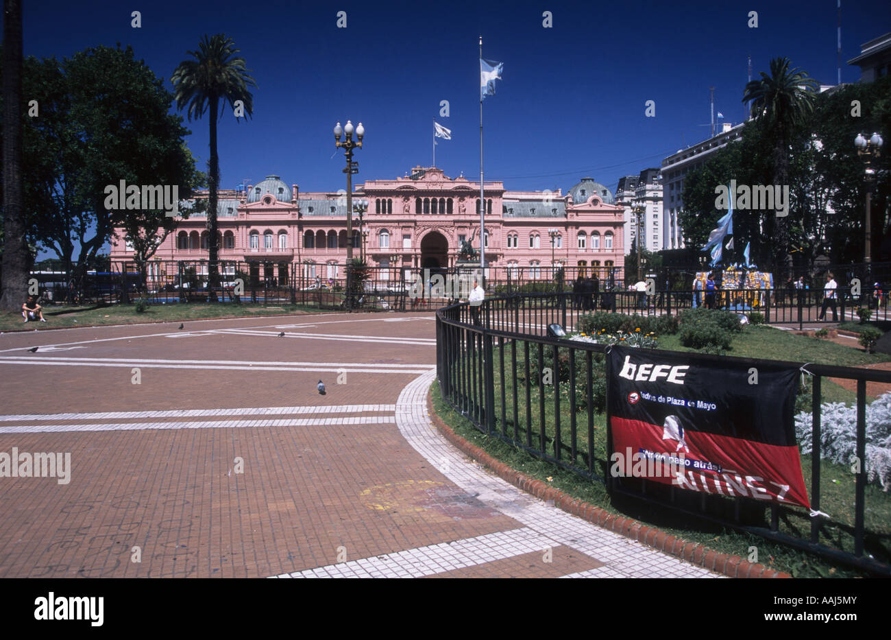 Bannière politique montrant le soutien à Madres de la Plaza de Mayo, Casa Rosada en arrière-plan, Plaza de Mayo, Buenos Aires, Argentine Banque D'Images