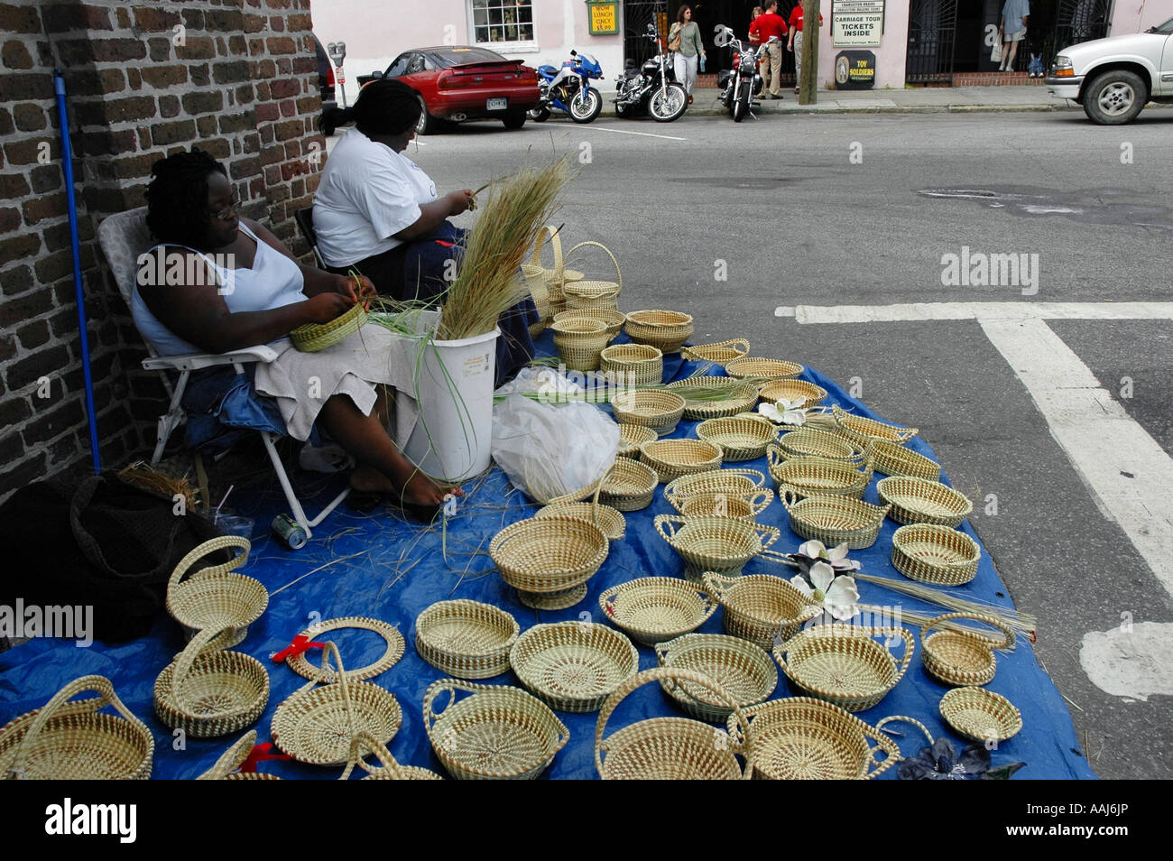 Les femmes noires, tissage sur l'herbe douce paniers à Marché de la vieille ville Charleston SC Banque D'Images