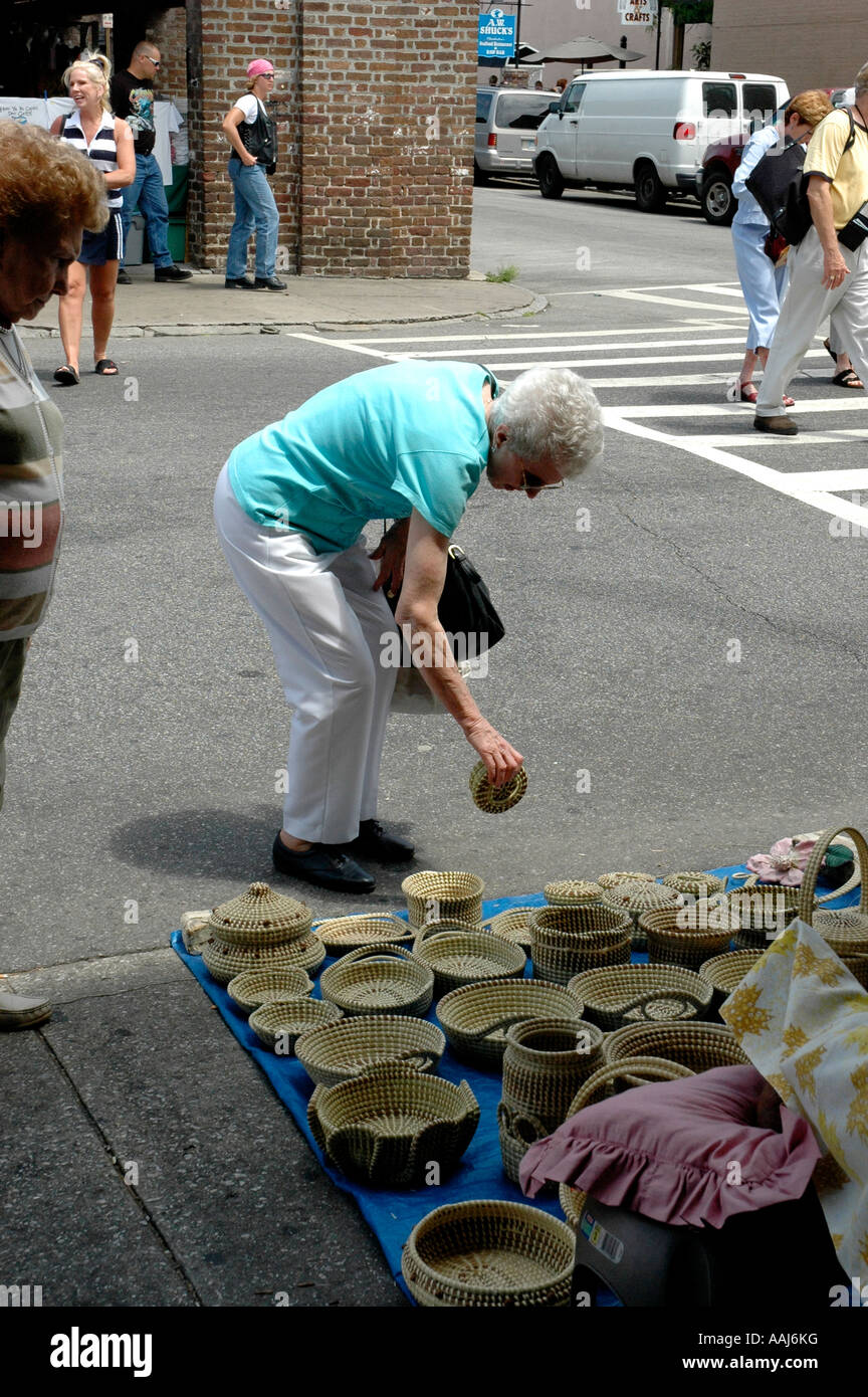 Les touristes à la recherche d'herbe douce paniers à Marché de la vieille ville de Charleston, Caroline du Sud Banque D'Images