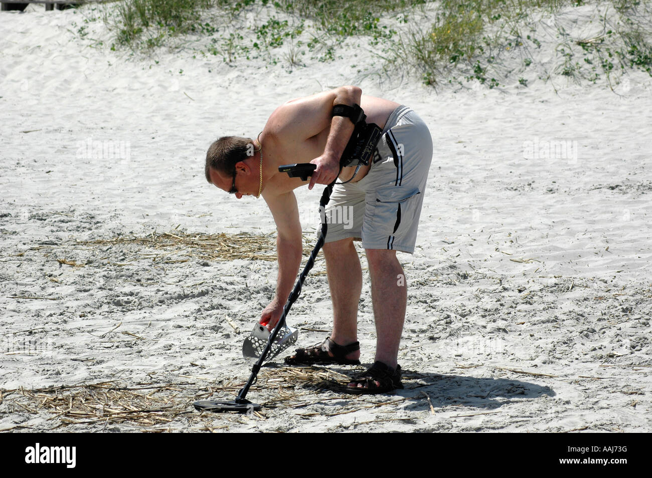 La chasse pour les objets perdus dans le sable de la plage Isle of Palms Charleston, Caroline du Sud Banque D'Images