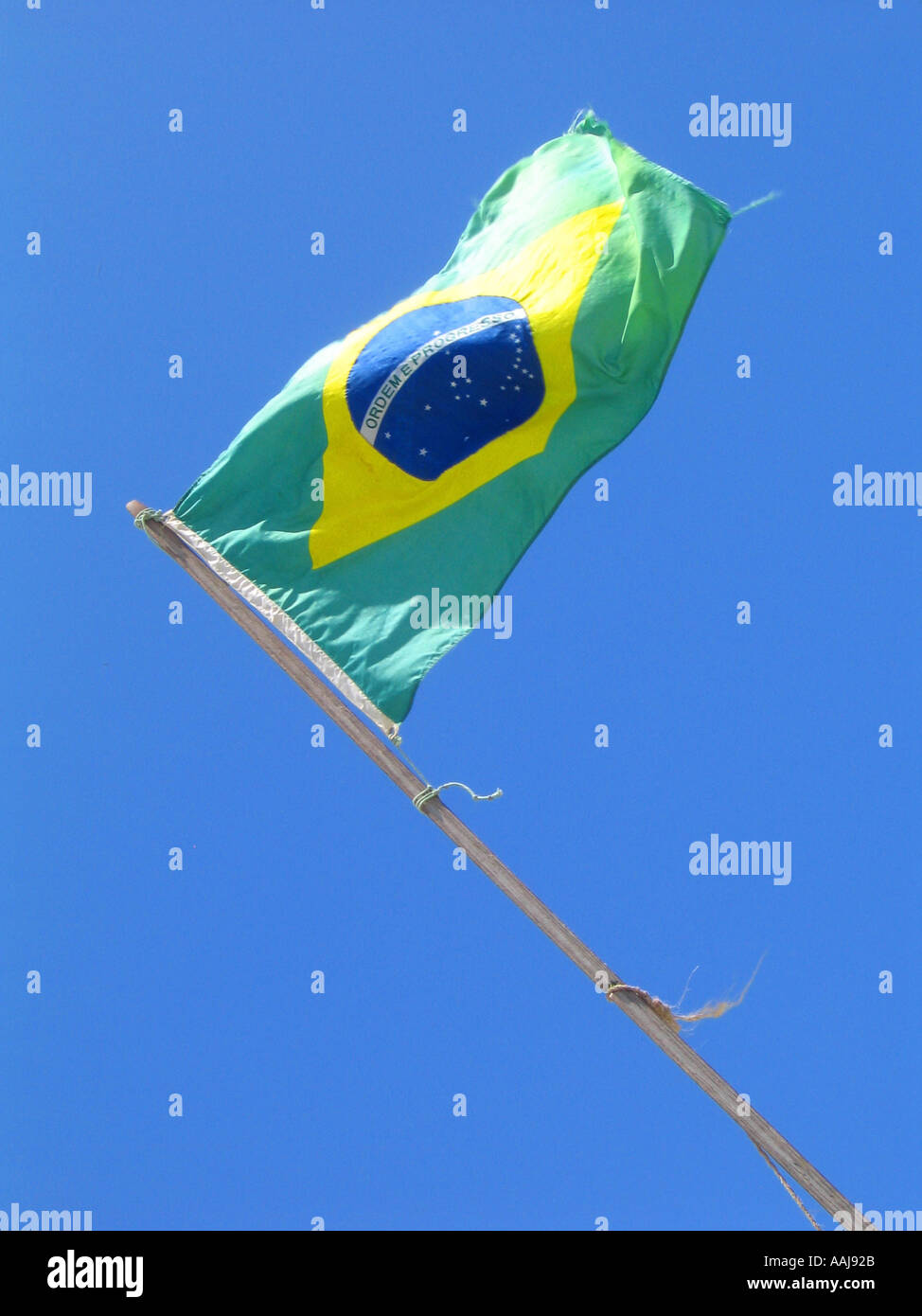 Le drapeau brésilien qui flottent dans le vent sur la plage de Praia de Ponta Negra à Natal au Brésil Banque D'Images Le drapeau brésilien qui flottent dans le vent sur la plage de Praia de Ponta Negra à Natal au Brésil Banque D'Images