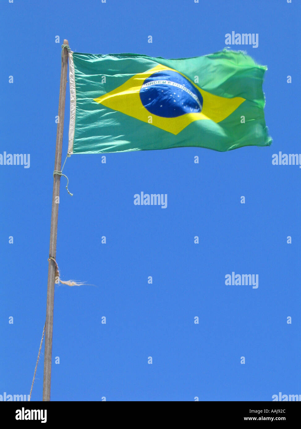 Le drapeau brésilien qui flottent dans le vent sur la plage de Praia de Ponta Negra à Natal au Brésil Banque D'Images Le drapeau brésilien qui flottent dans le vent sur la plage de Praia de Ponta Negra à Natal au Brésil Banque D'Images