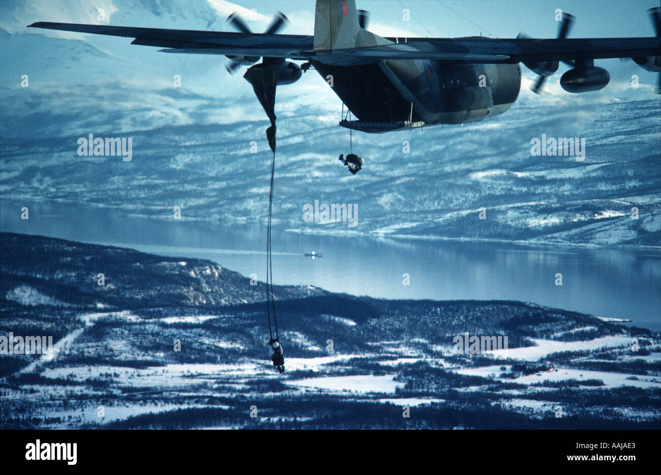 RAF Hercules en Norvège avec parachutiste sautant Banque D'Images