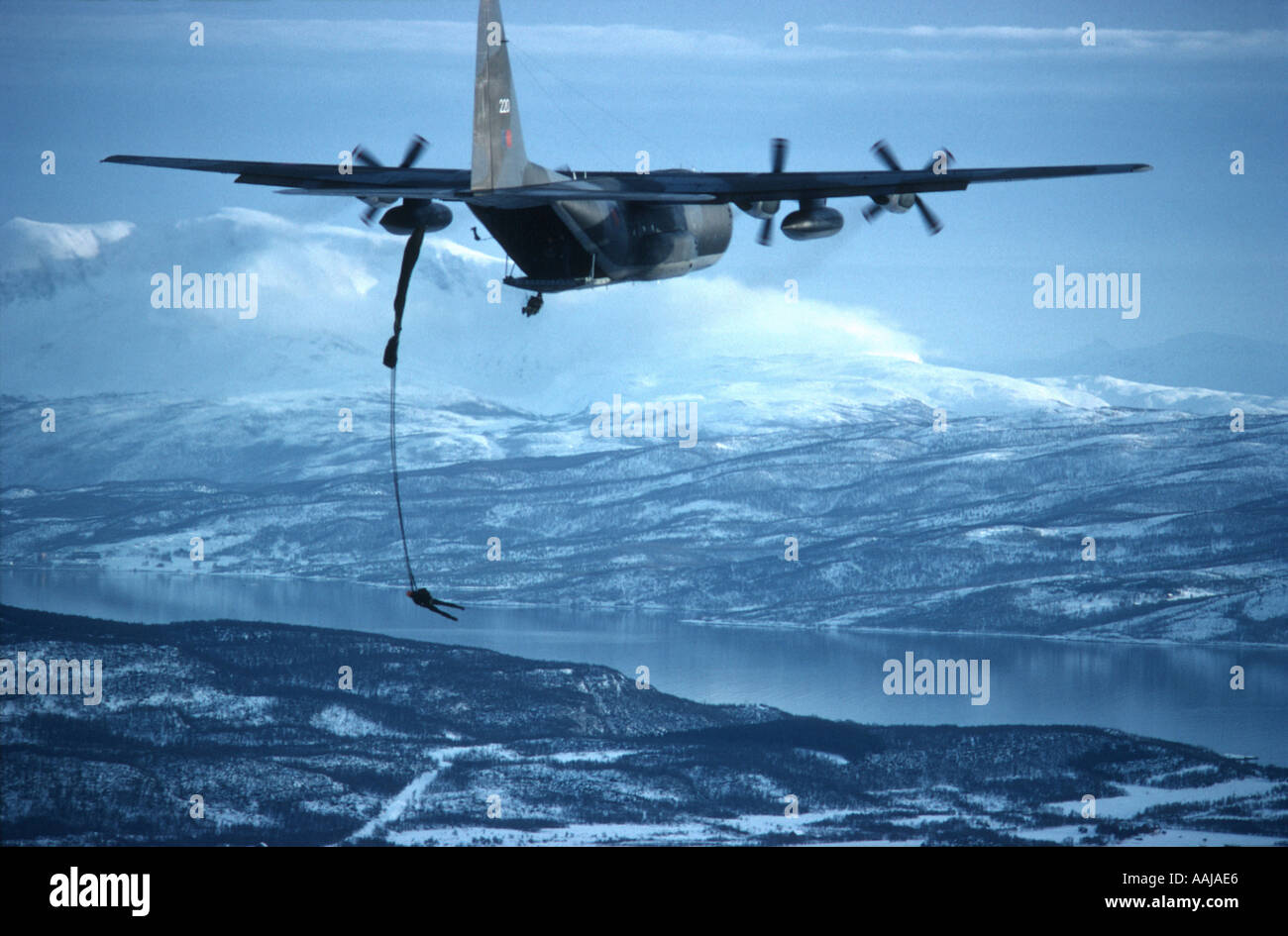 RAF Hercules en Norvège avec parachutiste sautant Banque D'Images
