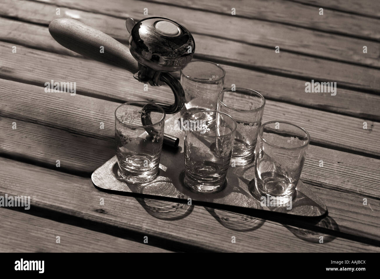 L'outil de construction de la truelle avec verres vide de vodka russe Humour Alcool souvenirs artisanat Banque D'Images