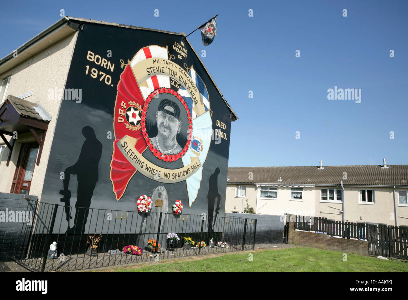 Logement en terrasses et fresque pour Stevie McKeag, Shankill Road, Belfast, Irlande du Nord. Banque D'Images