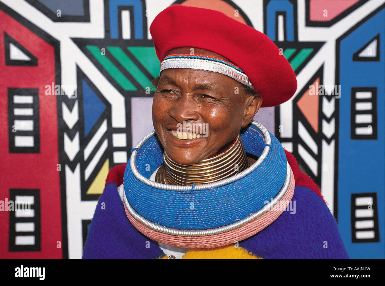Une femme africaine portant costume national Ndebele Village Culturel Bronkhorstspruit Gauteng Afrique du Sud Banque D'Images