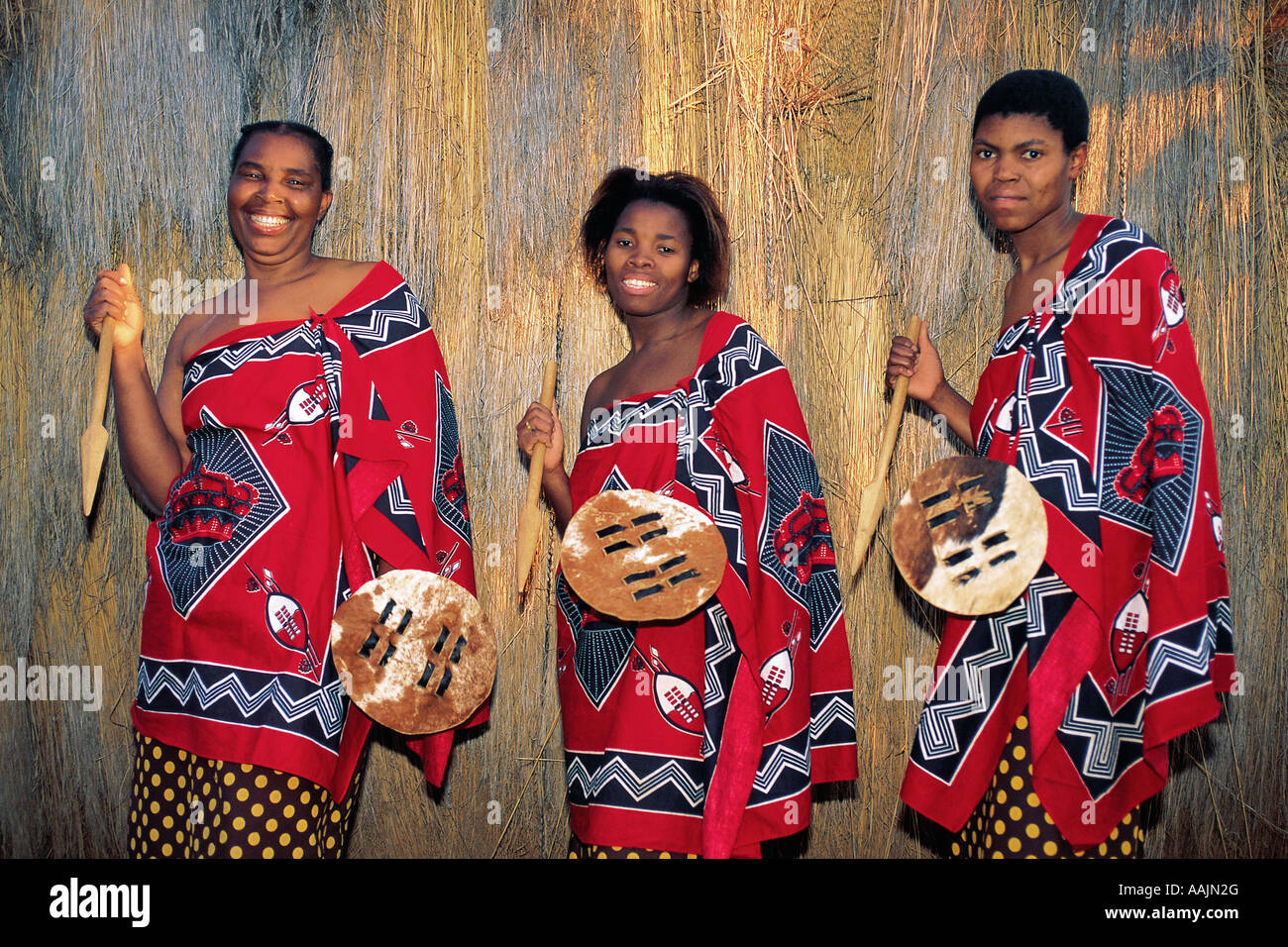 Trois dames en robe culturel swazi Mpumalanga Afrique du Sud Banque D'Images